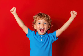 Ki-generiertes Bild eines sich freuenden Kindes